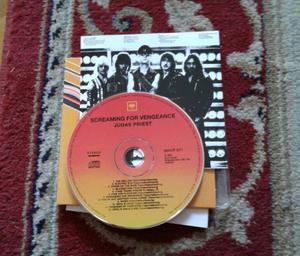 Liquido CD de Judas Priest "Screaming for vengeance" junto