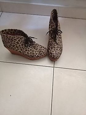 Vendo botitas animal print