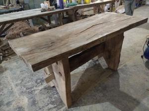 Mesa rústica madera.