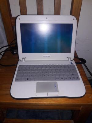 Netbook con cargador.