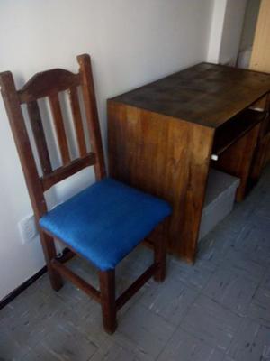Escritorio de madera + 2 sillas tapizadas de madera