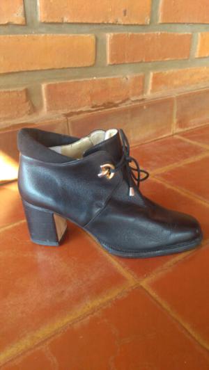 Botas de cuero- marca Hackfly. Talle 36