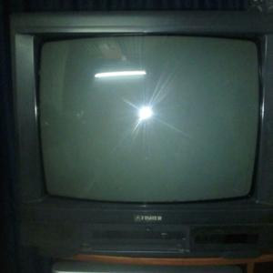 Televisor con control