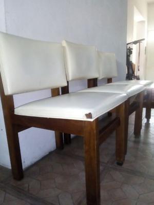 4 sillas de madera y cuernina