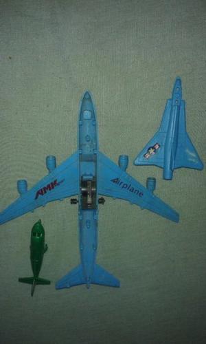 Aviones y autos de juguete