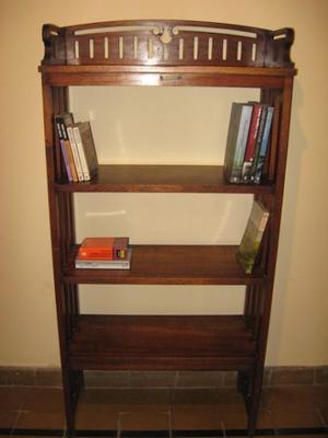 Biblioteca de madera lustrada con 4 estantes de buena