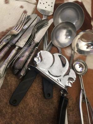 Cuchillos -tenedores cucharones y servilletero antiguo