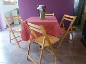 Mesa de madera con 4 sillas plegables. Nuevas!!!!