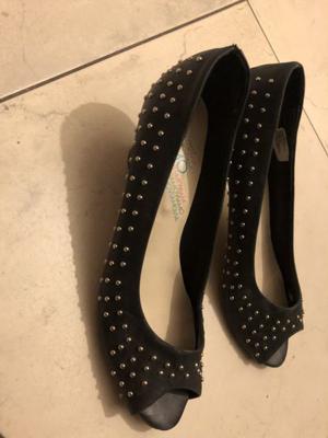 Zapatos negros con tachas