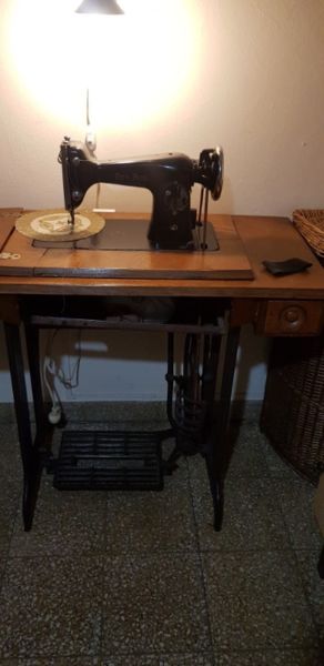 Maquina de coser excelente estado con pie de hierro