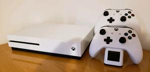 Xbox One S, 2 controles, cargador y fifa 18