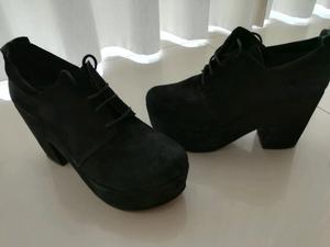 Zapato Abotinado gamuza negro marca Lucerna