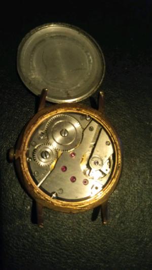 Antigua maquina de reloj a cuerda suizo funcionando