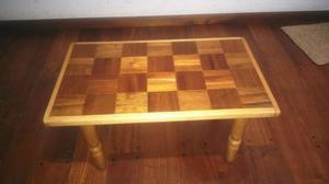 Mesa ratona de madera rectangular con patas torneadas