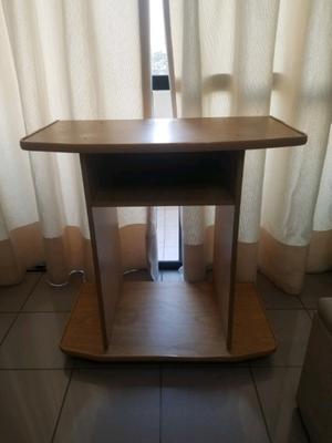 Mesa para TV con rueditas