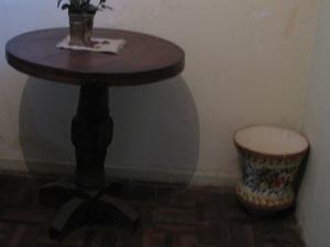 vendo mesa redonda, de algarrobo(70cm diametro)