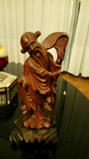Figura de madera oriental antigua