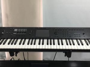 KORG M TECLAS + FUNDA + PIE