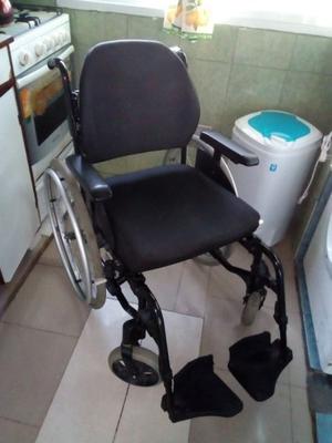 Silla de ruedas ultraliviana Americana marca Invacare action