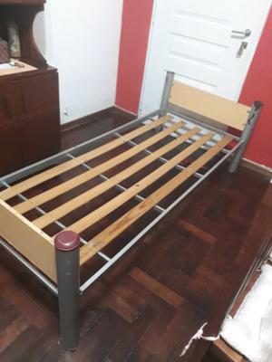 Cama de una plaza con carrito