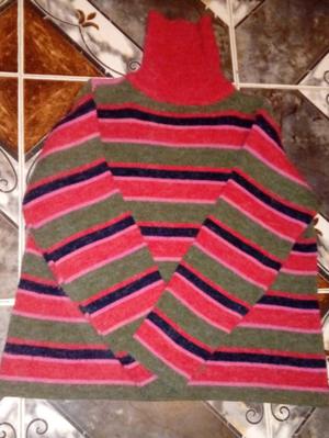 Suéter rayado rojo
