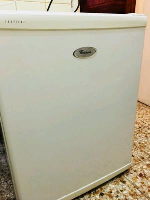 Heladera Whirlpool bajo mesada