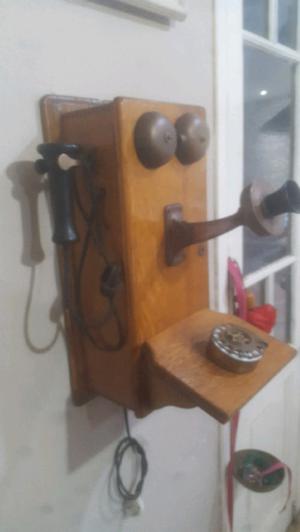 Telefono de pared antiguo