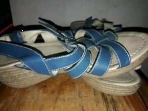 Sandalias azules num