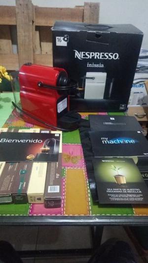 Vendo cafetera nespresso inissia con 60 cápsulas