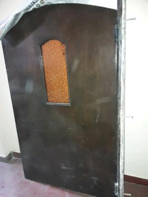 Vendo puerta vaivén de madera. Excelente estado