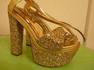 ZAPATOS CON PLATAFORMA  DORADOS CON GLITTERS