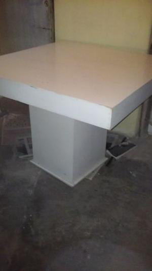 Vendo mesa de 1x1 en dos cuerpos desmontables blanca.