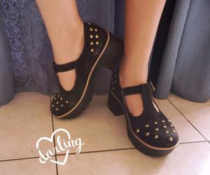 Zapato con tachas