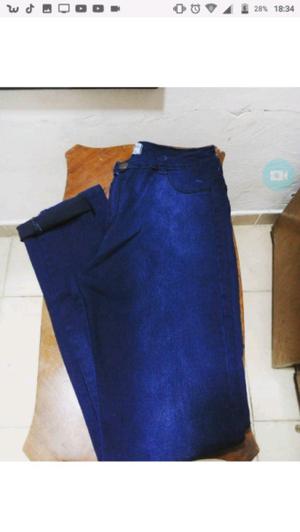 Jeans talle 46 a $ 250 y zapatos 38 a $350
