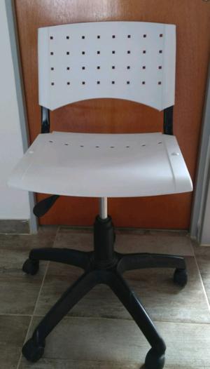 Silla plastica PC oficina con ruedas