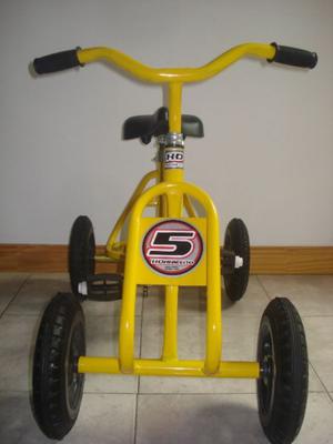 Cuatriciclo a pedal / bicicleta niños / Cuatri
