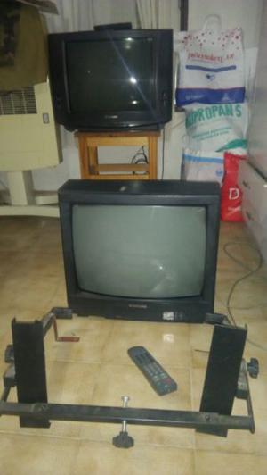 Dos TV 20" con control remoto y soportes para pared.