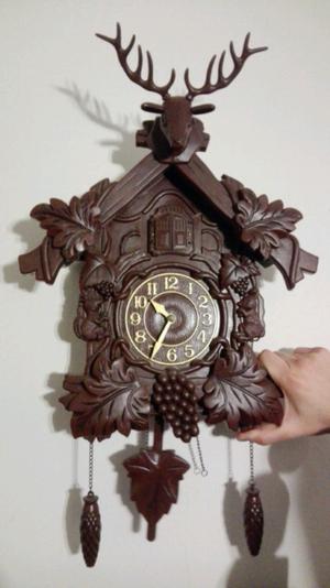 Reloj plástico símil cucú