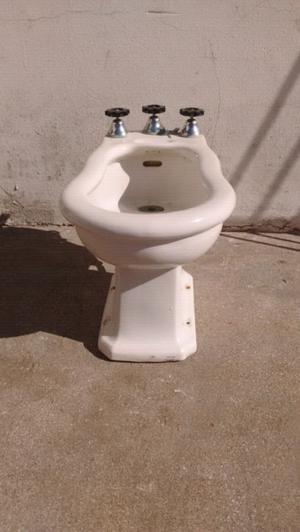 BIDET BLANCO CON GRIFERÍA