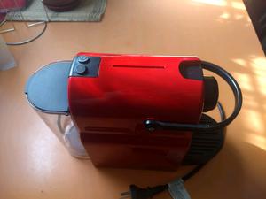 Cafetera Nespresso inissia roja