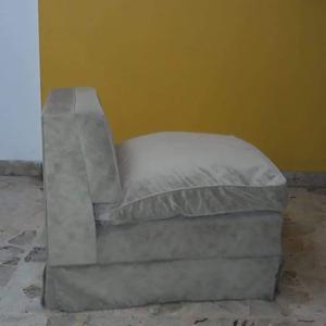 Dos sillones grandes cómodos modernos de pana de buena