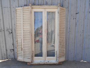 Dos antiguas ventanas de madera cedro con celosías de