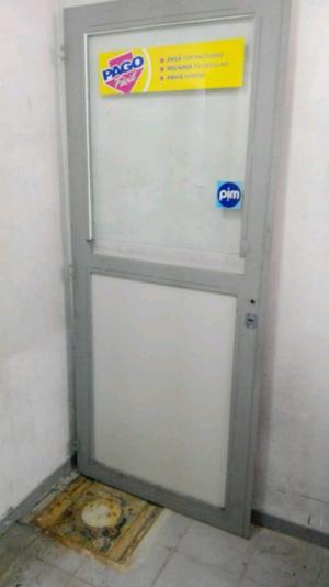 PUERTA CON VIDRIO BLINDEX