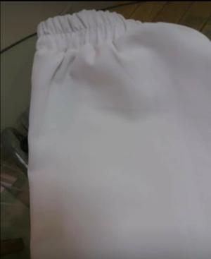 Pantalón blanco con elástico detrás
