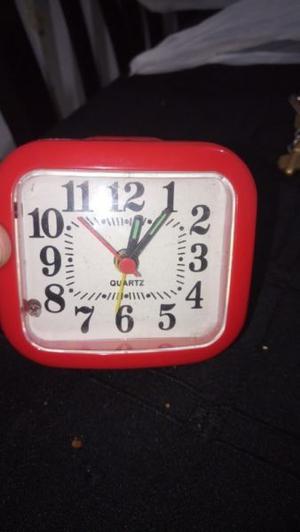 Reloj despertador rojo