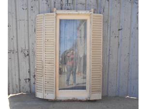 Tres antiguas ventanas de madera cedro con celosías de