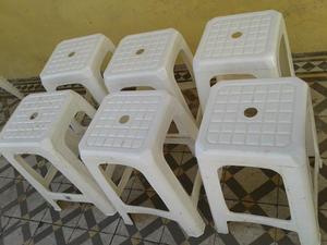 VENDO 6 BANQUETAS REFORZADAS BLANCAS APILABLES, SIN USO.