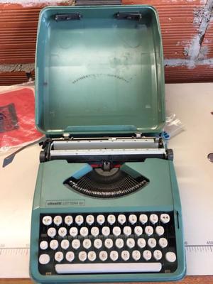 Máquina de escribir Olivetti lettera 82