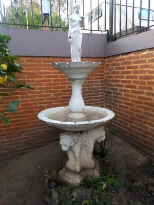 Fuente de cemento con escultura y bomba