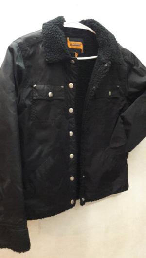 Campera con corderito negro, excelente estado talle S,